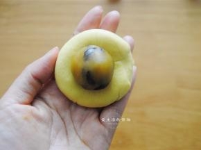 取一个南瓜面团，其中分4克出来，这是做比卡丘的耳朵的，大南瓜包入甜馅。