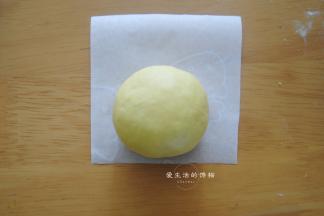 收口揉圆后放在油纸上。