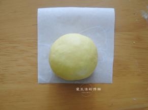 收口揉圆后放在油纸上。