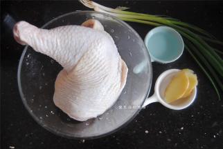 准备好材料，葱花可要可不要，我用的是米酒去腥，吃起来也香。