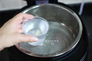 电饭锅里加入清水，放上蒸架，我用的是臻米的，内配蒸架。