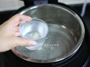 电饭锅里加入清水，放上蒸架，我用的是臻米的，内配蒸架。