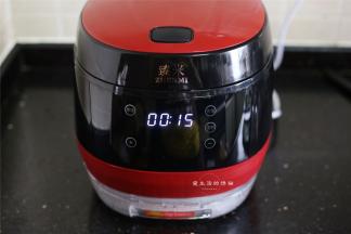 盖上锅的盖子，启动蒸菜键，蒸15分钟，如果是用蒸锅，时间可以稍缩短2-3分钟，看鸡腿的大小来定，要蒸到熟透。