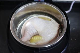 将腌制好的鸡腿放入电饭锅里，确保锅里的水要足够蒸熟哦。