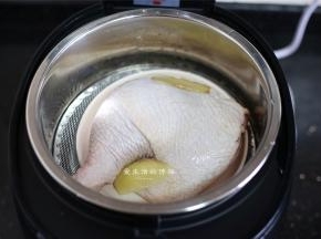 将腌制好的鸡腿放入电饭锅里，确保锅里的水要足够蒸熟哦。