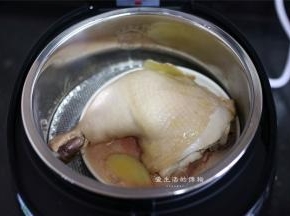 15分钟后，鸡腿蒸熟了，准备好一盆冰水，将鸡肉迅速放入冰水里降温，这一步可以让鸡肉变得更爽口。