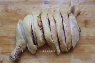 鸡腿取出来后切片。