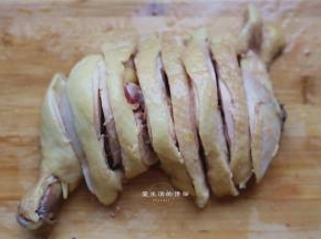 鸡腿取出来后切片。