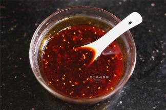 将所有调料混合成酱汁，米醋也可换成陈醋，喜欢辣椒油多的就多加两勺进去