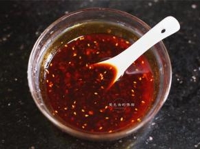 将所有调料混合成酱汁，米醋也可换成陈醋，喜欢辣椒油多的就多加两勺进去