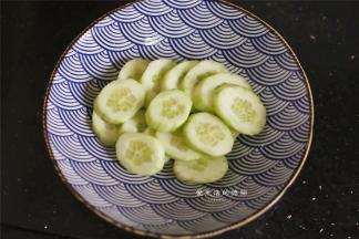 此时将黄瓜去皮切片摆在盘底，口水鸡和黄瓜是绝配，酱汁会把黄瓜泡得又脆又好吃，喜欢其他配菜的也可以切好放入。
