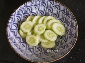 此时将黄瓜去皮切片摆在盘底，口水鸡和黄瓜是绝配，酱汁会把黄瓜泡得又脆又好吃，喜欢其他配菜的也可以切好放入。