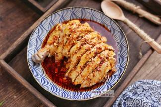 鸡肉摆在黄瓜片上，淋上酱汁，吃的时候拌匀就可以吃，鸡肉一定要沾上酱汁再吃，味道真的太棒！