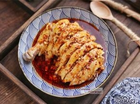 鸡肉摆在黄瓜片上，淋上酱汁，吃的时候拌匀就可以吃，鸡肉一定要沾上酱汁再吃，味道真的太棒！