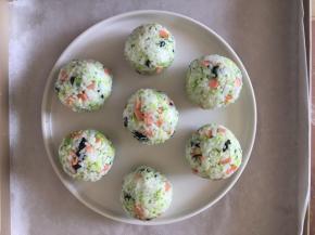 用保鲜膜包住一块米饭，使劲攥一下，做成一个个的小圆子。
