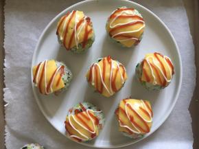 拿出之后在上面挤上番茄酱和沙拉酱。