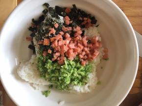 把西兰花火腿海苔倒入米饭中，拌匀。