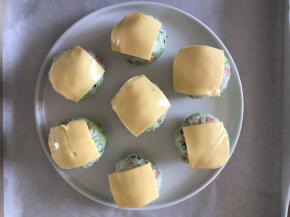 芝士片一分为四，在小圆子上面铺一层芝士片。