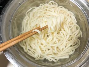 拉面煮至8层熟，放入冷水中，防止粘黏
