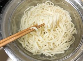 拉面煮至8层熟，放入冷水中，防止粘黏