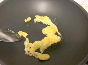 锅中倒入食用油，烧至6成熟，倒入鸡蛋翻炒至熟