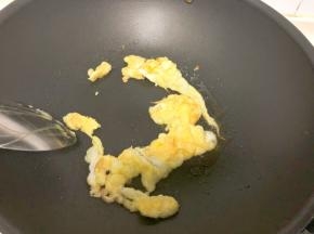 锅中倒入食用油，烧至6成熟，倒入鸡蛋翻炒至熟