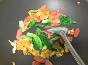 倒入青菜翻炒均匀