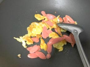 倒入火腿肠翻炒，至火腿肠变色