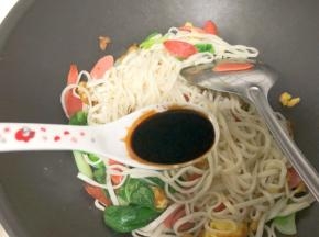 放入一勺生抽一勺老抽