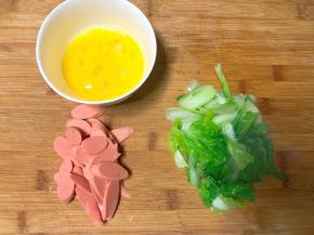 鸡蛋打散，火腿肠切片