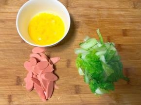 鸡蛋打散，火腿肠切片