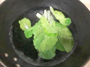 青菜放入烧开的水中，烫一下捞出