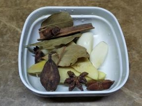 桂皮、桂叶、草果、八角、蒜、姜准备好