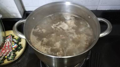 大火烧3分钟，去掉浮沫捞出牛腩备用，高汤继续中火煲留用