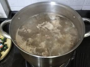 大火烧3分钟，去掉浮沫捞出牛腩备用，高汤继续中火煲留用