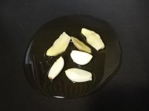 锅里热油，放入姜、蒜头煸香