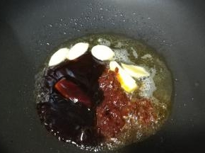 再放入4勺子豆瓣酱、2勺子蚝油、1勺子糖炒均匀