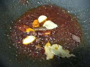 放入桂皮、桂叶、草果、八角