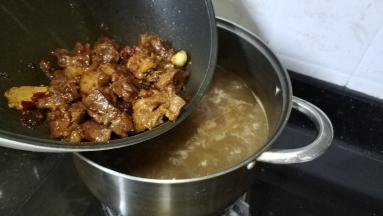 再将炒好的牛腩放回高汤里