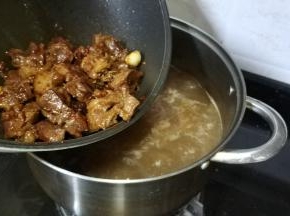再将炒好的牛腩放回高汤里