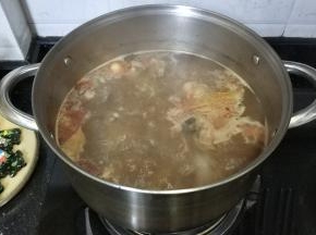 大火烧开，放入半块红片糖、鱼露调整味道