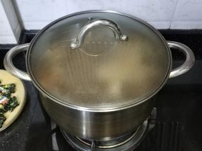 盖上盖子转中火烧1.5小时