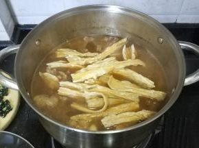 1小时后开盖子放入支竹段，试试味道，如果合适了（可放入自己喜欢的其他配菜）再盖上盖子继续煮半小时，淡了再增加调料调整味道