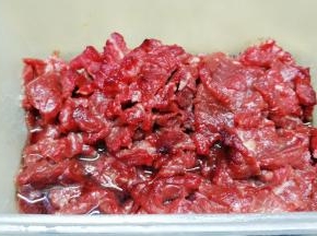 黄牛肉切片，用盐、糖、生粉、油腌1小时
