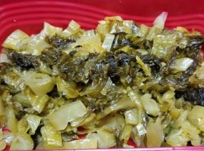 酸菜切碎用1勺糖腌20分钟