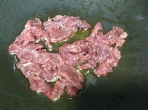 锅里热油放入牛肉片