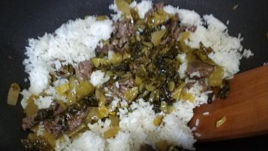 倒入酸菜牛肉翻炒均匀即可