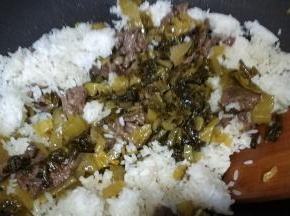 倒入酸菜牛肉翻炒均匀即可