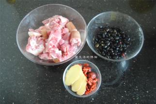 准备好食材，买猪尾巴的时候要买那种长的，因为猪尾巴这部分胶原蛋白十分丰富，超好吃。