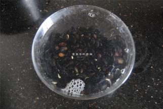 先将黑豆用温水浸泡2小时左右，有条件的可以浸泡过夜，煮的时候就省时很多。